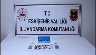 &Uuml;zerinde 128 adet sentetik ecza hapı taşıyan otob&uuml;s yolcusu jandarmaya yakalandı