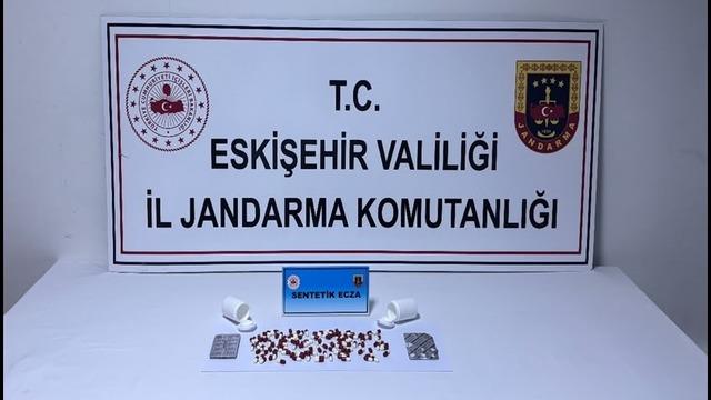 Üzerinde 128 adet sentetik ecza hapı taşıyan otobüs yolcusu jandarmaya yakalandı