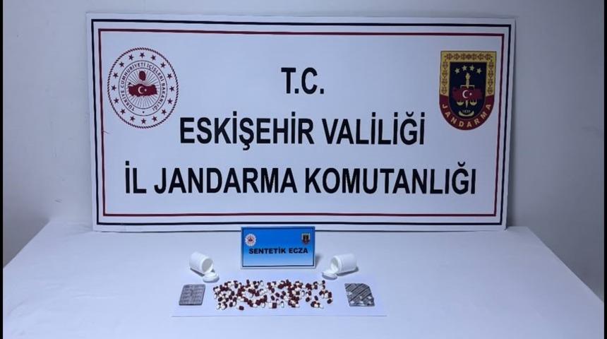 &Uuml;zerinde 128 adet sentetik ecza hapı taşıyan otob&uuml;s yolcusu jandarmaya yakalandı