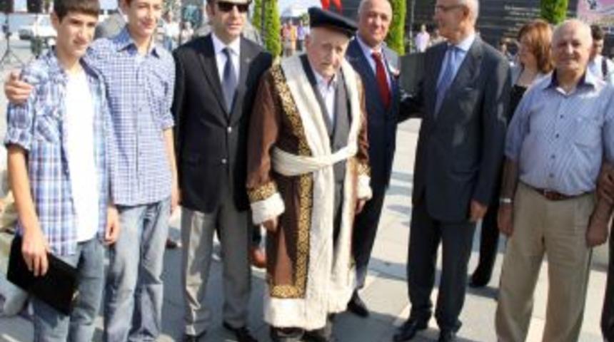 Yılın esnafı se&ccedil;ilen 87 yaşındaki kunduracıya kaftanını Vali Aksoy giydirdi