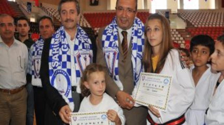 Yaz Spor Okulu'ndan bin 600 &ouml;ğrenci sertifika aldı