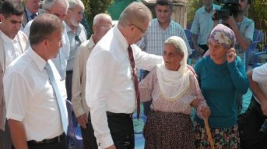 Vali Cerrah hortumda evleri yıkılan aileleri unutmadı