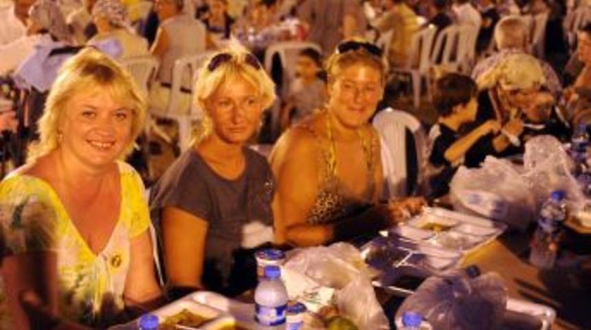 Antalya&rsquo;da turistler iftar sofrasına b&uuml;y&uuml;k ilgi g&ouml;sterdi