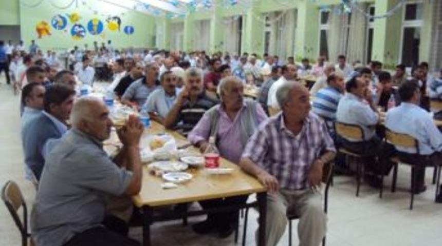 Tuzluca Belediye Başkanı T&uuml;rkan, iftar yemeğinde esnafla biraraya geldi