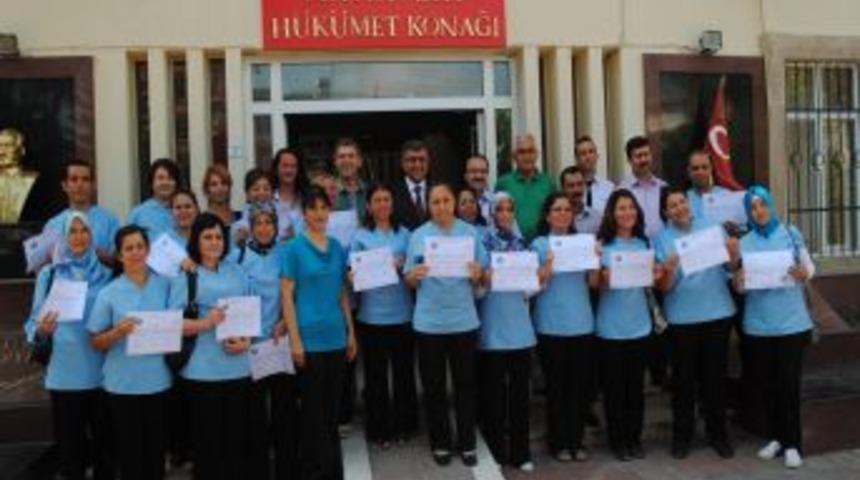 Refakatçı ve yaşlı bakım kursunu tamamlayan kursiyerler belge aldı