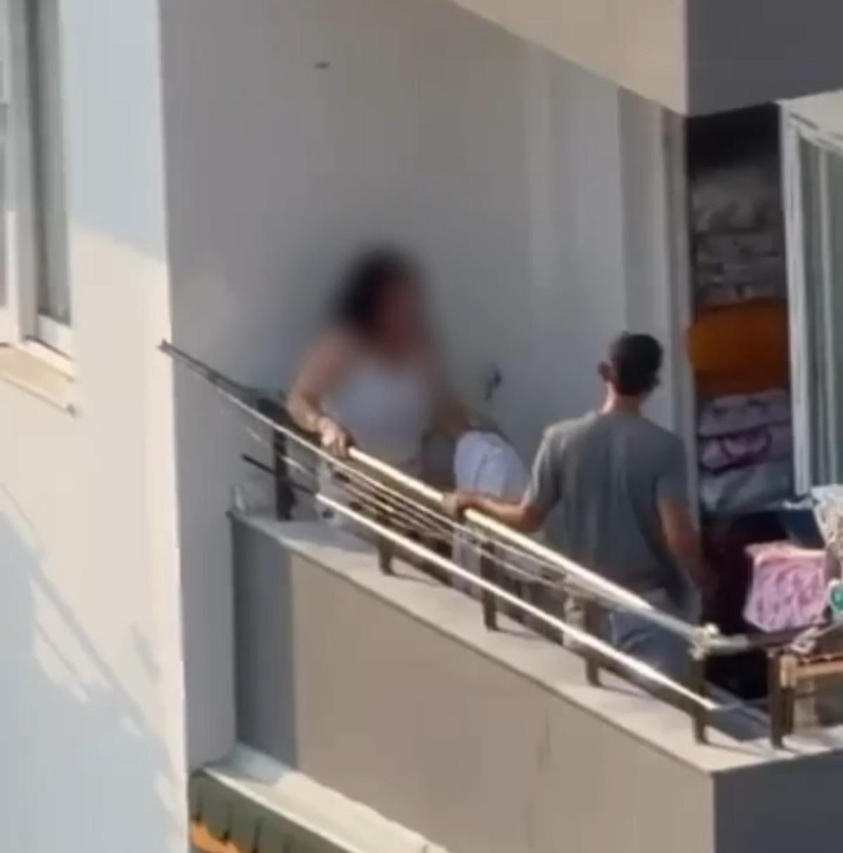 Bir kadının yardım &ccedil;ığlığı... Elindeki sopayla balkonda dakikalarca d&ouml;vd&uuml;!  1