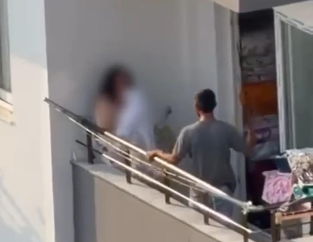 Bir kadının yardım &ccedil;ığlığı... Elindeki sopayla balkonda dakikalarca d&ouml;vd&uuml;!  2