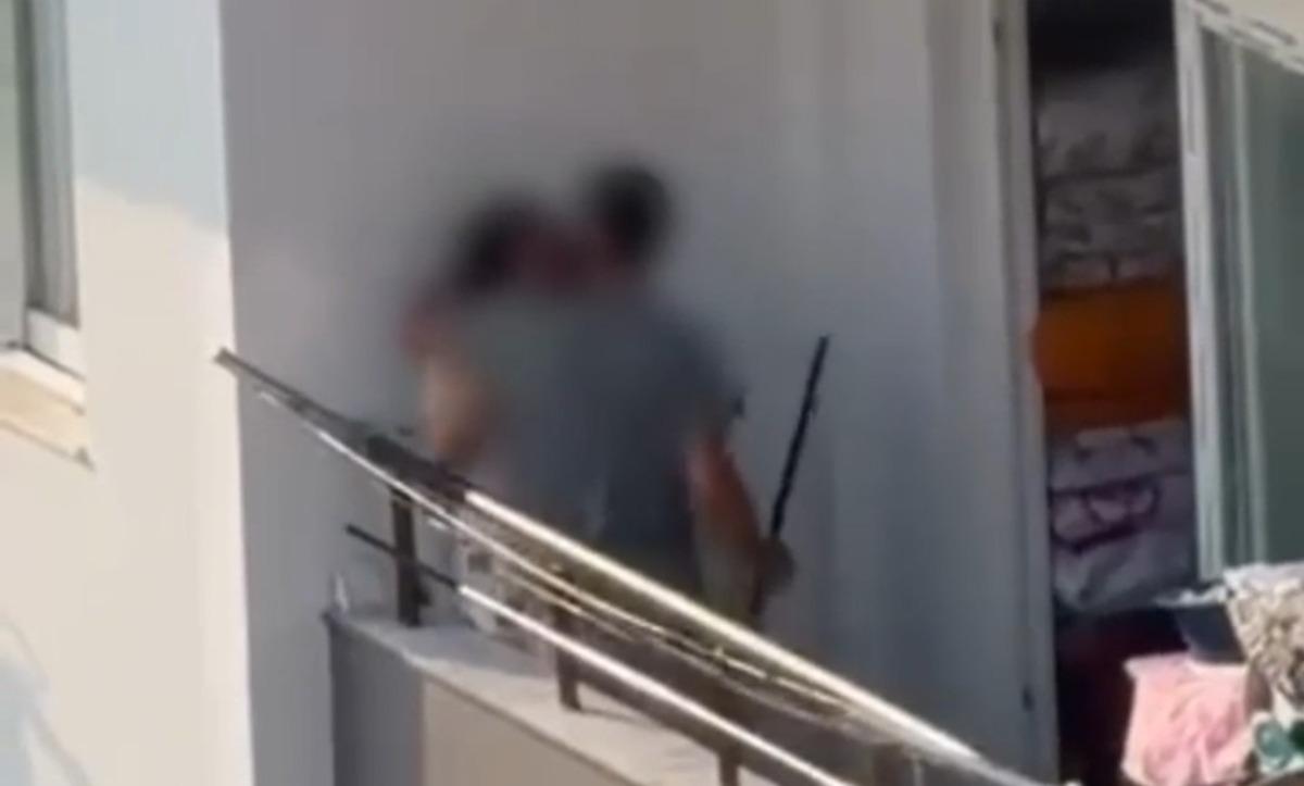 Bir kadının yardım &ccedil;ığlığı... Elindeki sopayla balkonda dakikalarca d&ouml;vd&uuml;!  3