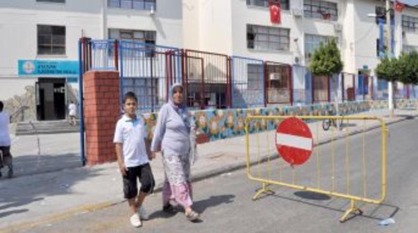 Okul &ouml;nlerine bariyerli &ccedil;&ouml;z&uuml;m