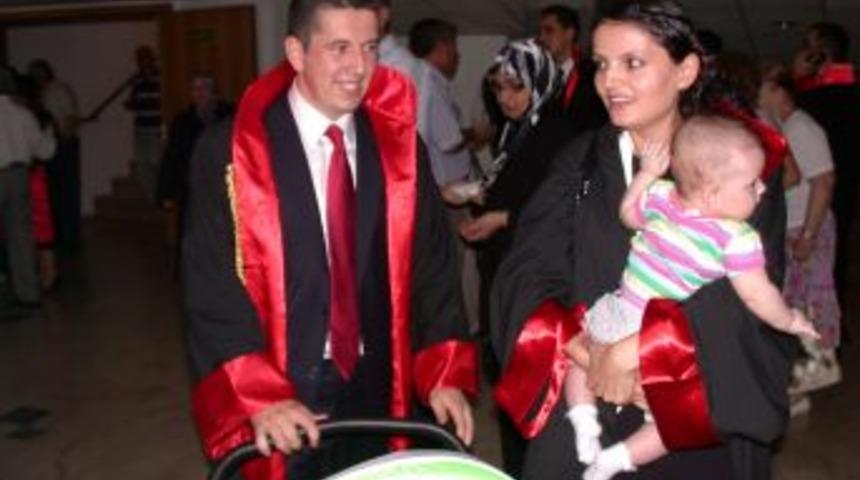 5 aylık bebekleriyle kura &ccedil;ekimine katıldılar