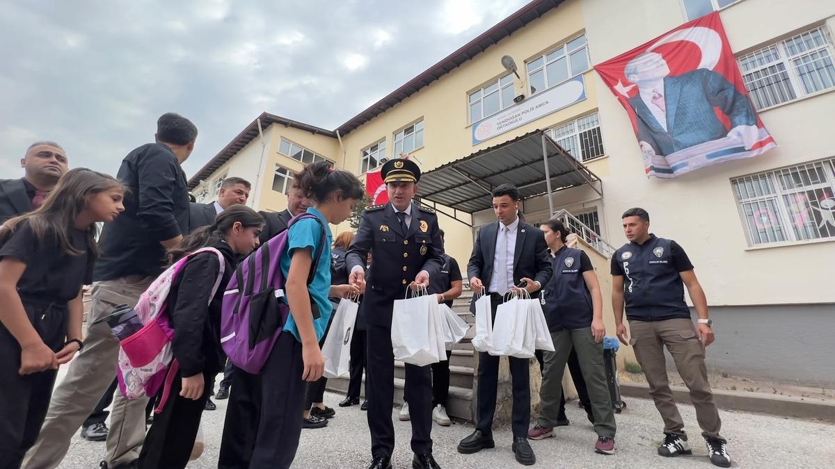 Okullar açıldı, ekipler sahaya indi! İlk ders ziliyle sıkı denetim de başladı 9