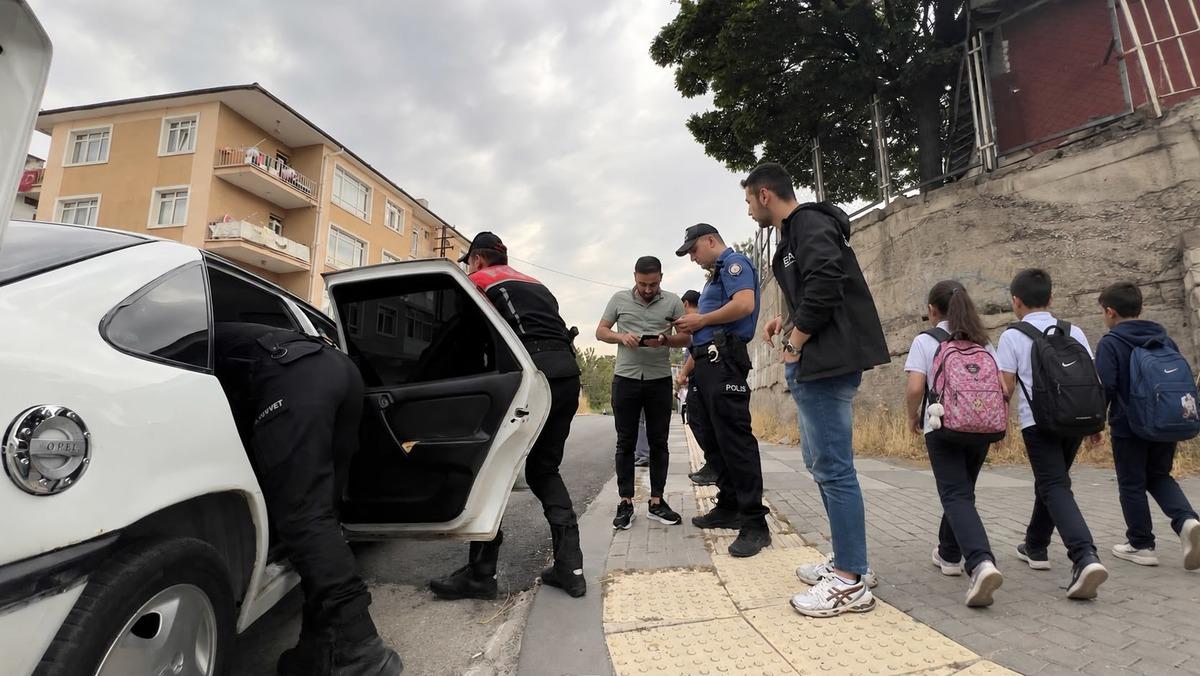 Okullar açıldı, ekipler sahaya indi! İlk ders ziliyle sıkı denetim de başladı 13
