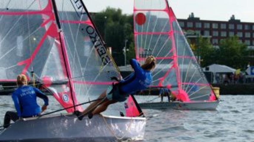 Yelkende d&uuml;nyanın en hızlı kızları &Ccedil;eşme&rsquo;ye geliyor