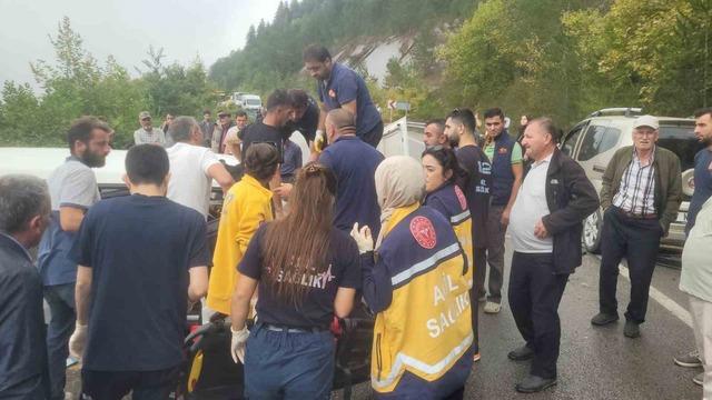 İki aracın çarpıştığı kazada 7 kişi yaralandı, aracın ön camına sıkışan vatandaşı itfaiye kurtardı 7