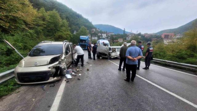 İki aracın çarpıştığı kazada 7 kişi yaralandı, aracın ön camına sıkışan vatandaşı itfaiye kurtardı 6
