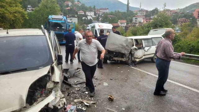 İki aracın çarpıştığı kazada 7 kişi yaralandı, aracın ön camına sıkışan vatandaşı itfaiye kurtardı 5