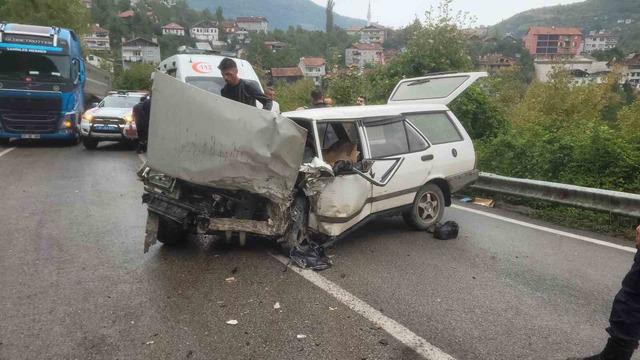 İki aracın çarpıştığı kazada 7 kişi yaralandı, aracın ön camına sıkışan vatandaşı itfaiye kurtardı 3