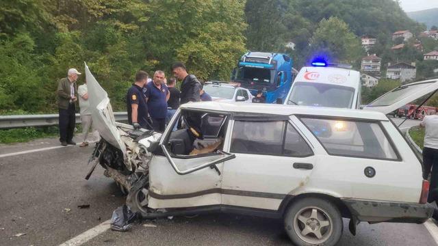 İki aracın çarpıştığı kazada 7 kişi yaralandı, aracın ön camına sıkışan vatandaşı itfaiye kurtardı 1