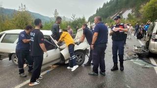İki aracın çarpıştığı kazada 7 kişi yaralandı, aracın ön camına sıkışan vatandaşı itfaiye kurtardı