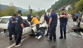 İki aracın &ccedil;arpıştığı kazada 7 kişi yaralandı, aracın &ouml;n camına sıkışan vatandaşı itfaiye kurtardı