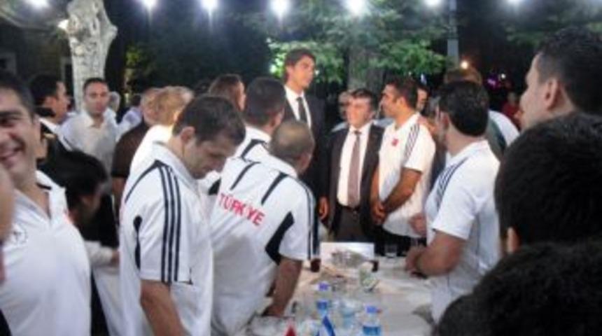 Egemen Bağış&rsquo;tan g&uuml;reş&ccedil;ilere destek