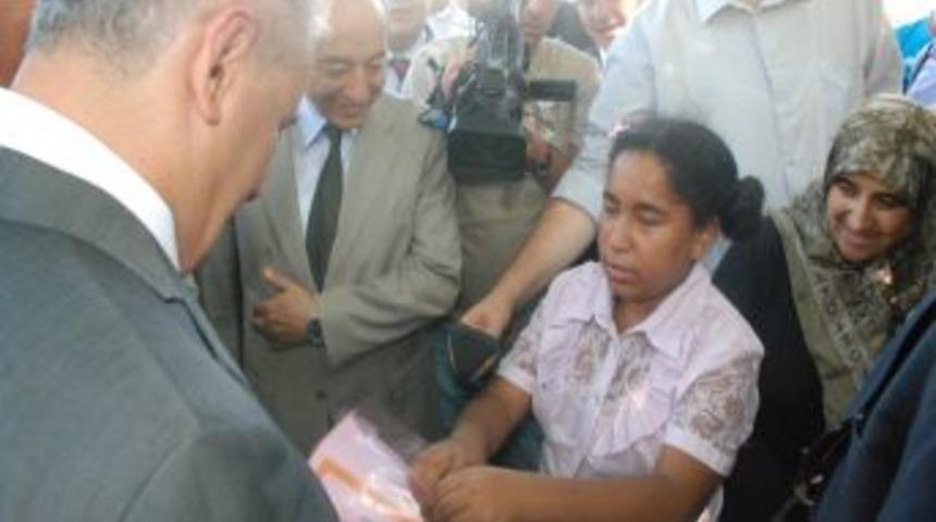 Bakanın ayağını &ouml;pmek isteyen k&uuml;&ccedil;&uuml;k Hatice ev s&ouml;z&uuml; aldı