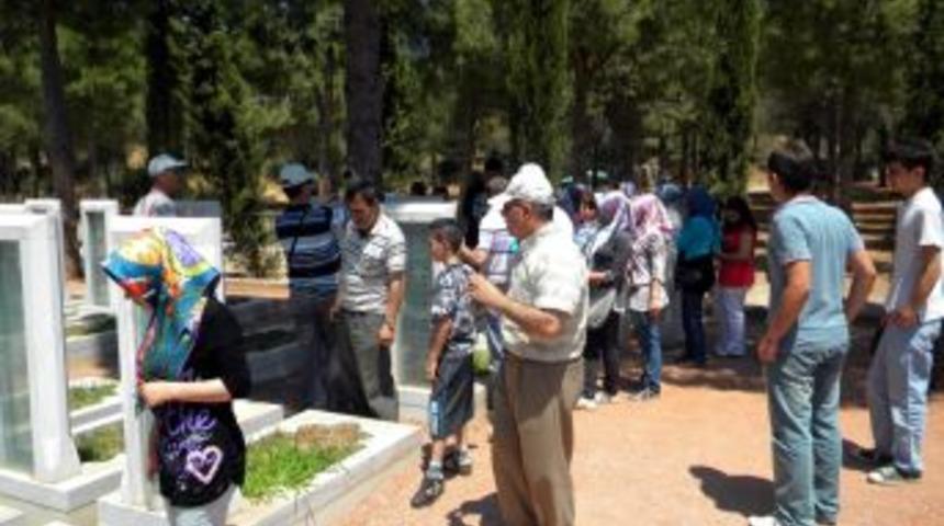 Depremzede &ouml;ğrenciler &Ccedil;anakkale'yi gezdi