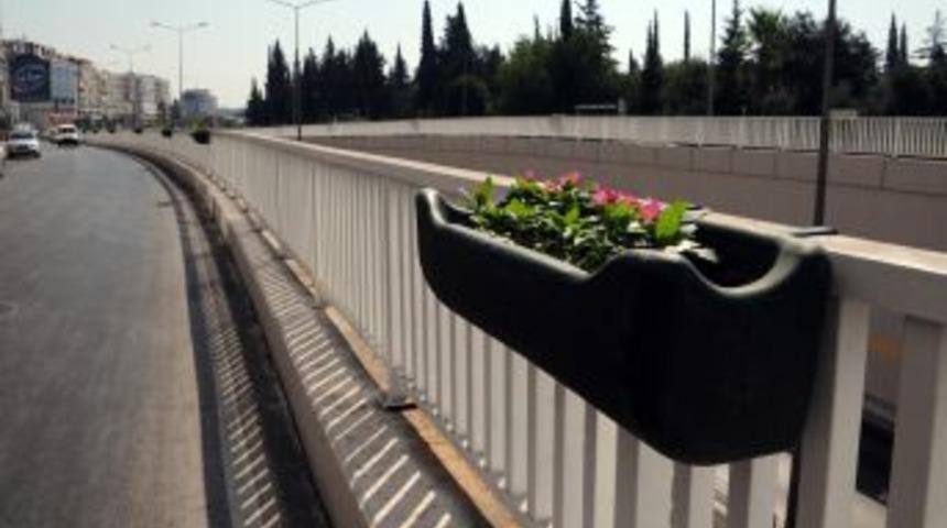 Alt ge&ccedil;itlerin korkuluklarına saksıda &ccedil;i&ccedil;ek yerleştiriliyor