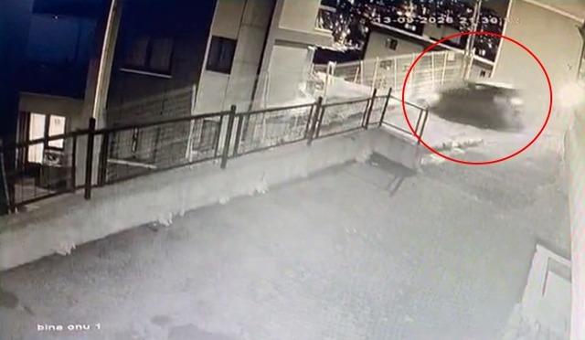 Ey&uuml;psultan&rsquo;da 3. kata &ccedil;arpan aracın bah&ccedil;eye d&uuml;şt&uuml;ğ&uuml; anlar g&ouml;r&uuml;nt&uuml;lendi 1