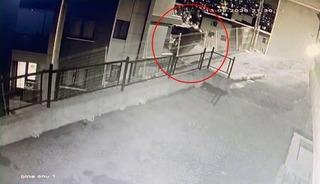 Ey&uuml;psultan&rsquo;da 3. kata &ccedil;arpan aracın bah&ccedil;eye d&uuml;şt&uuml;ğ&uuml; anlar g&ouml;r&uuml;nt&uuml;lendi