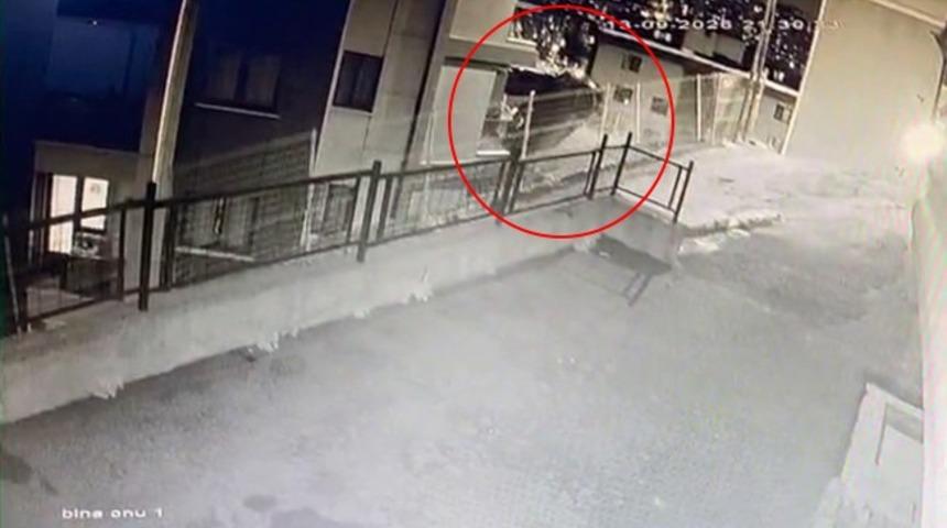 Ey&uuml;psultan&rsquo;da 3. kata &ccedil;arpan aracın bah&ccedil;eye d&uuml;şt&uuml;ğ&uuml; anlar g&ouml;r&uuml;nt&uuml;lendi
