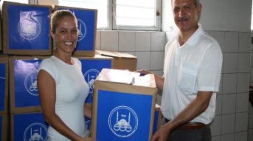 Adapazarı Belediyesi personeline Ramazan erzakı dağıttı