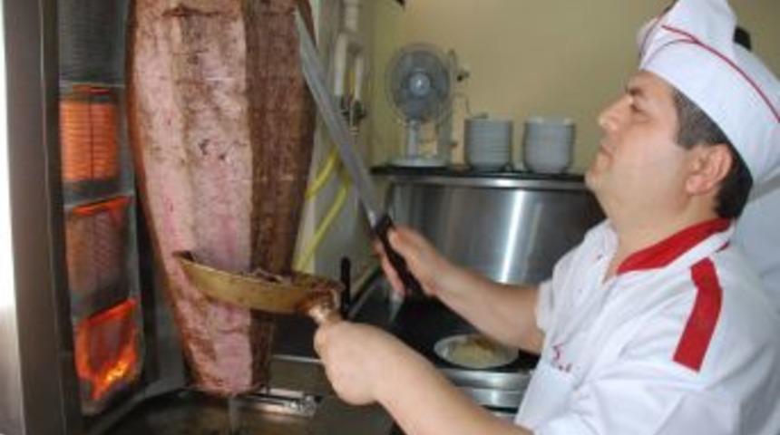 Sıcak havada d&ouml;ner kesen ustalar vantilat&ouml;rle serinliyor