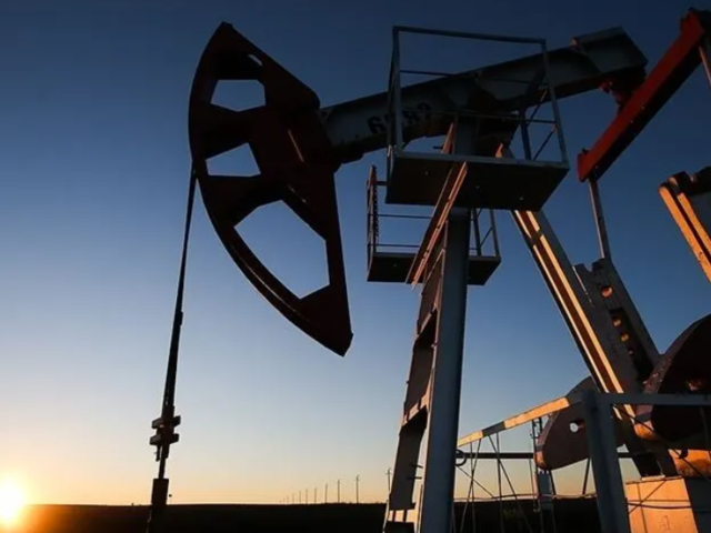 IEA&rsquo;dan d&uuml;nyayı ilgilendiren petrol uyarısı! Arz d&uuml;ş&uuml;yor, fiyat baskısı artıyor
