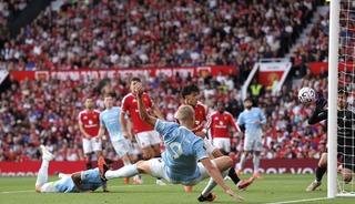 D&uuml;nya futbolu bu kararı konuşuyor! Manchester derbisinde b&uuml;y&uuml;k hata