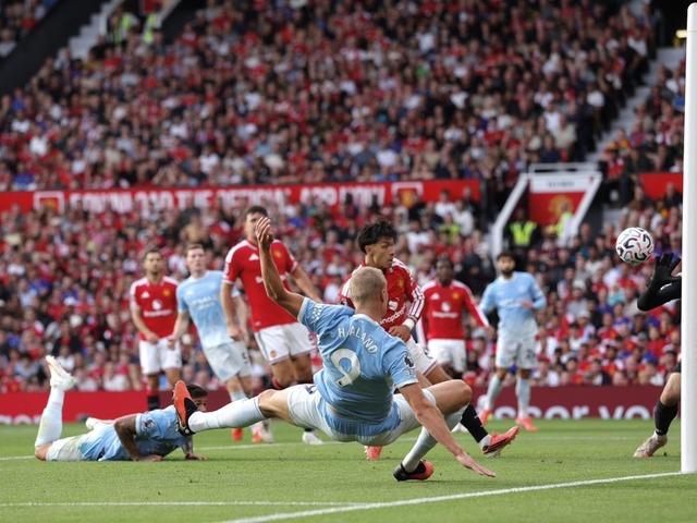 D&uuml;nya futbolu bu kararı konuşuyor! Manchester derbisinde b&uuml;y&uuml;k hata