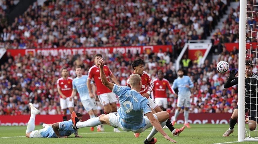 D&uuml;nya futbolu bu kararı konuşuyor! İngiltere hakem kurulu Manchester derbisindeki hatayı itiraf etti