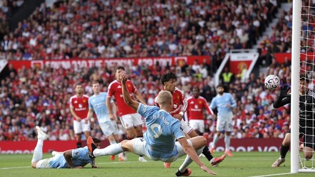 Dünya futbolu bu kararı konuşuyor! İngiltere hakem kurulu Manchester derbisindeki hatayı itiraf etti