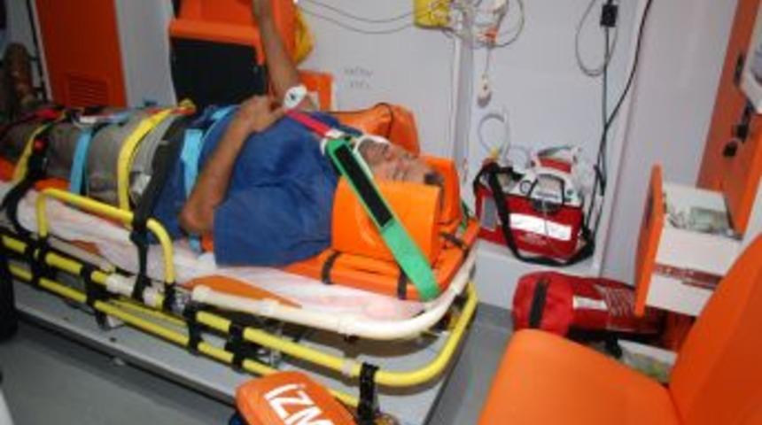 TIR'ın &uuml;st&uuml;ndeki konteyner yola devrildi; 2 yaralı