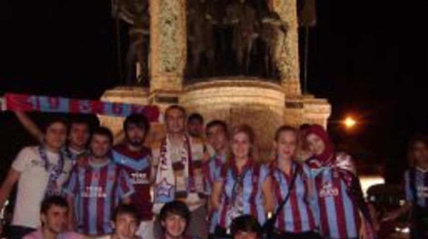 Trabzonsporlular TFF&rsquo;nin kararını Taksim&rsquo;de kutladı