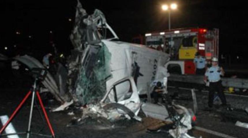 Polis otosu takla attı, 4 polis yaralandı