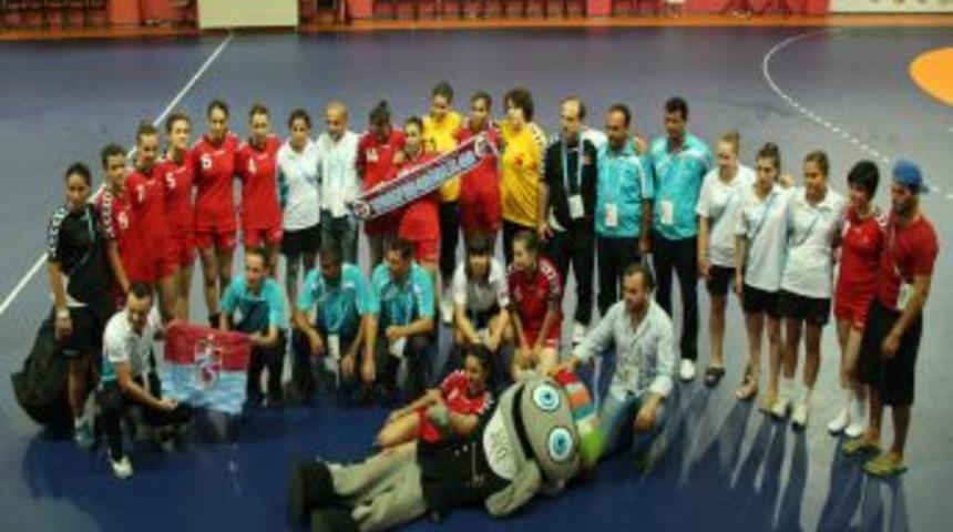 Avusturya'yı yenen hentbolcular, horon ve kolbastı ile coştu