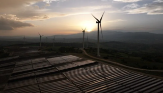 Elektrik kurulu g&uuml;c&uuml;nde r&uuml;zgar ve g&uuml;neşin payı 10 yılda katlanarak arttı
