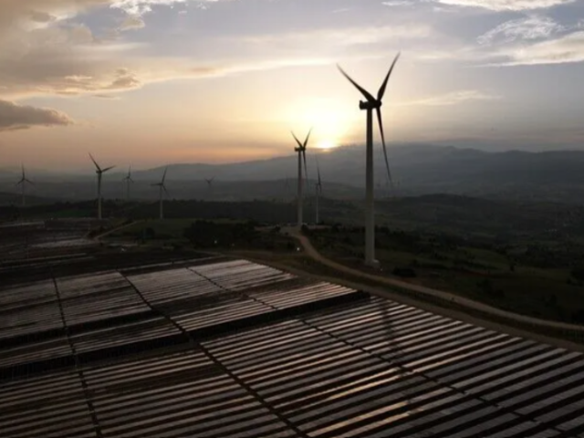 Elektrik kurulu g&uuml;c&uuml;nde r&uuml;zgar ve g&uuml;neşin payı 10 yılda katlanarak arttı