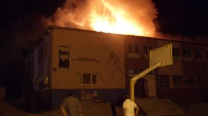 Cizre&rsquo;de ilk&ouml;ğretim okulunun &ccedil;atısı yandı