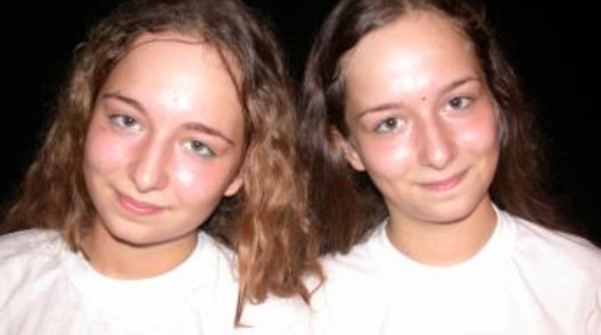 Eğitimleri boyunca hi&ccedil; ayrılmayan ikizler aynı okulu kazandı