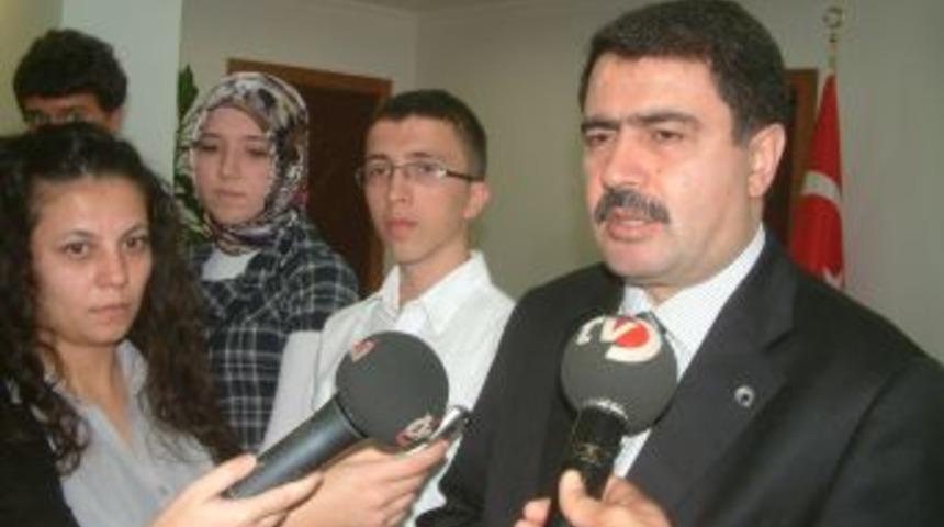 D&uuml;zce Valisi Şahin, SBS ve LYS&rsquo;de dereceye giren &ouml;ğrencileri &ouml;d&uuml;llendirdi