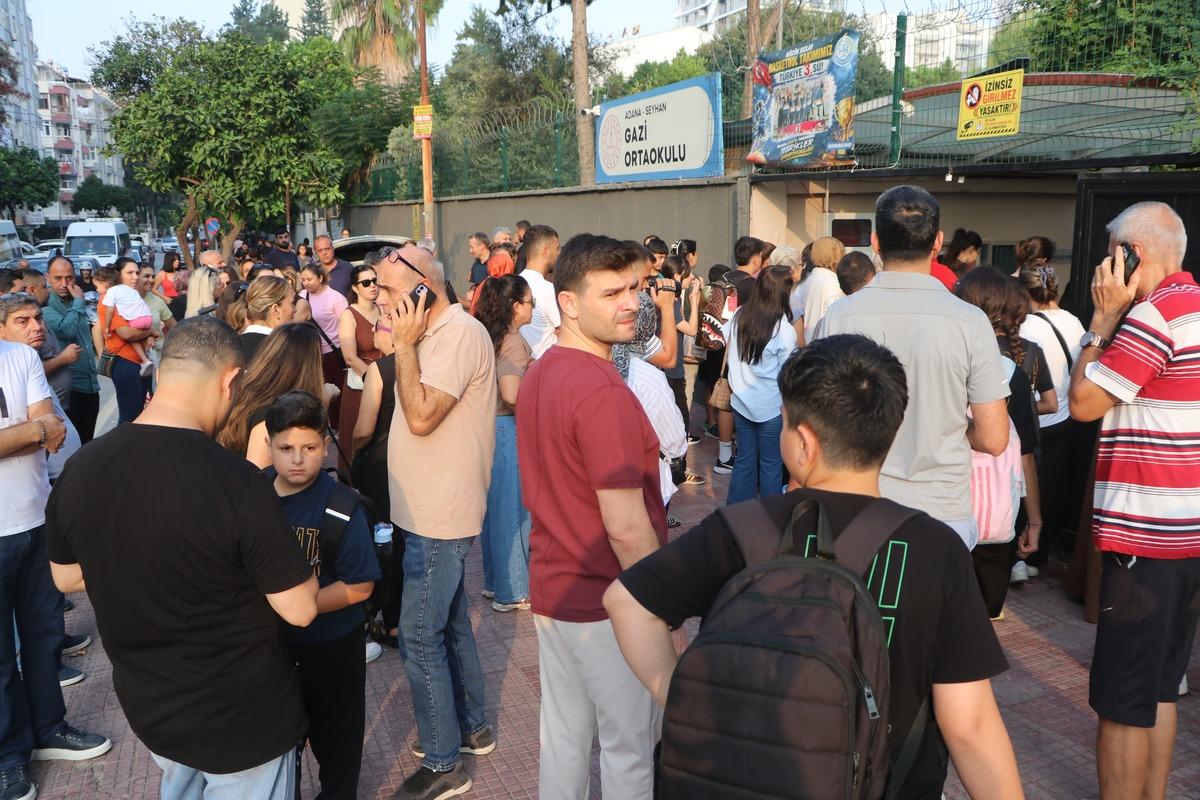Okula giriş çıkışta yeni dönem: Öğrenci kartını okutuyor, veliye bildirim gidiyor 2