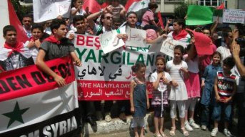 Suriye Başkonsolosluğu &ouml;n&uuml;nde tabutlu protesto