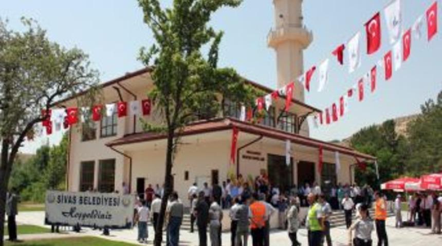 A&ccedil;ılışı yapılan camiye din g&ouml;revlisi istediler